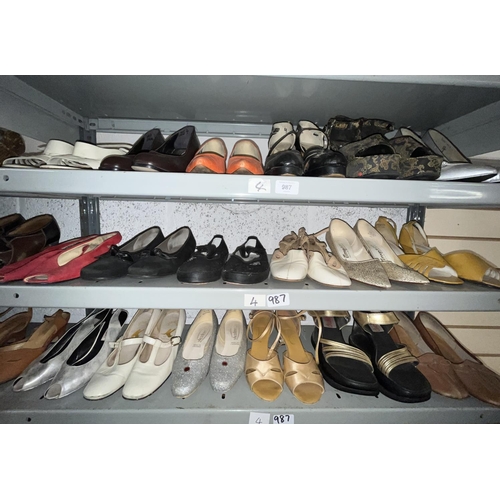 987 - Approx. 20 pairs of women's shoes, various styles, majority size 4