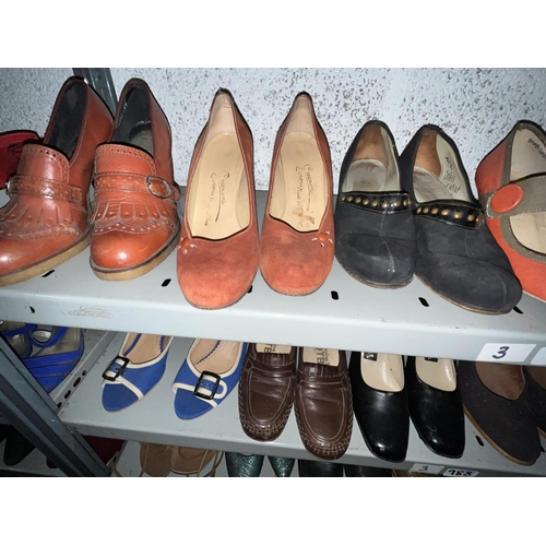 988 - Approx. 25 pairs of women's shoes, various styles, majority size 3