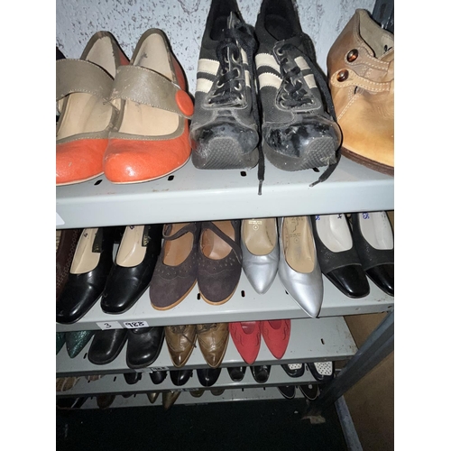 988 - Approx. 25 pairs of women's shoes, various styles, majority size 3