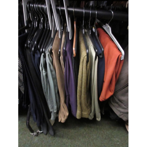 176 - Collection of men's trousers in sizes 40