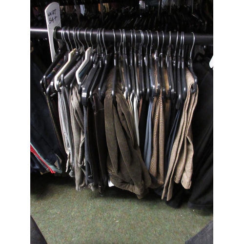 178 - Collection of men's trousers in sizes 54+ (31)
