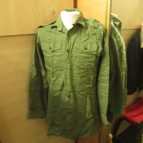 130 - Green army shirts, various sizes (approx. 132 in 1 box)
