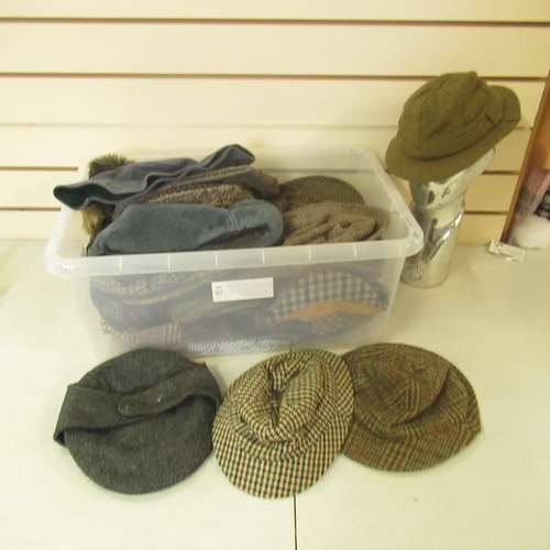 72 - Checked tweed and other hats, predominantly deerstalkers, approx. 20