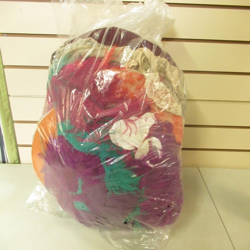 93 - Quantity of colourful women's hats