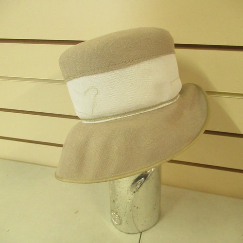 98 - Various women's straw, felt and wool hats, approx. 8 (1 bag)