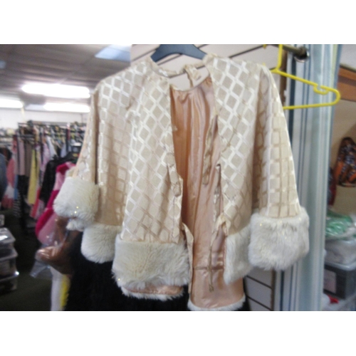 1105 - Women's jackets, coats and short capes, various sizes