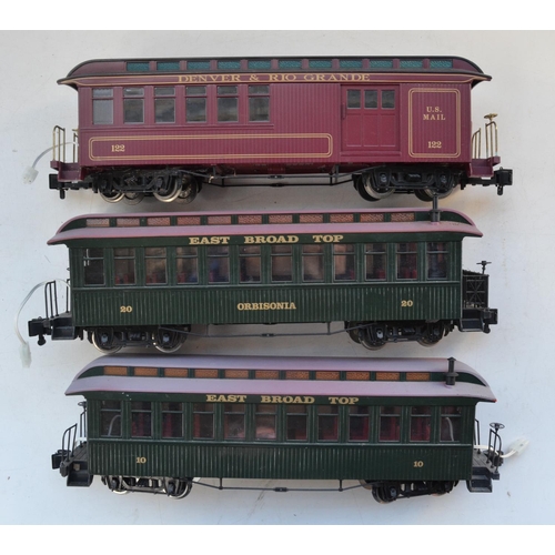 211 - Three Bachmann G gauge passenger coaches with internal electrics. Good overall condition, some colou... 