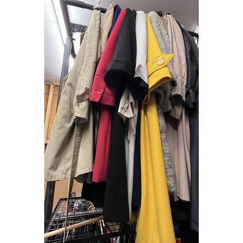 1051 - Women's coats including trench coats, duffle coats etc., approx. 12