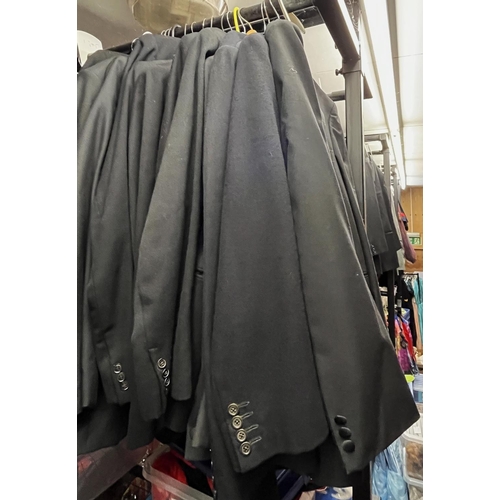 1056 - Men's black dinner jackets, approx. 15