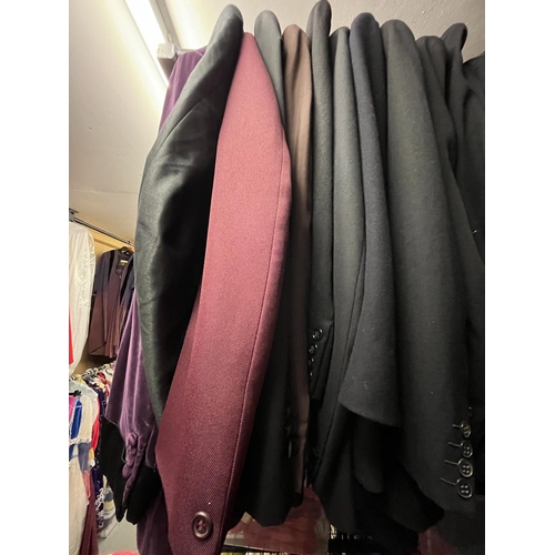 1059 - Men's smart evening jackets and blazers, including a purple velvet smoking jacket approx.10