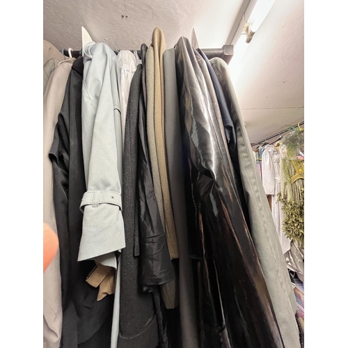 1067 - Men's macs and trench coats, of various sizes and colours, approx.15