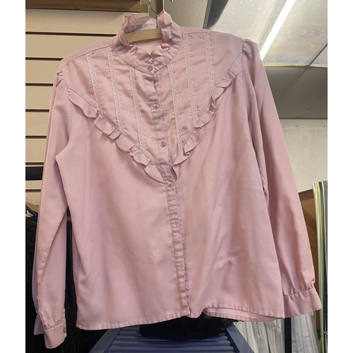 782 - Women's blouses, various sizes mostly 40 - 44, colours and prints, approx. 35