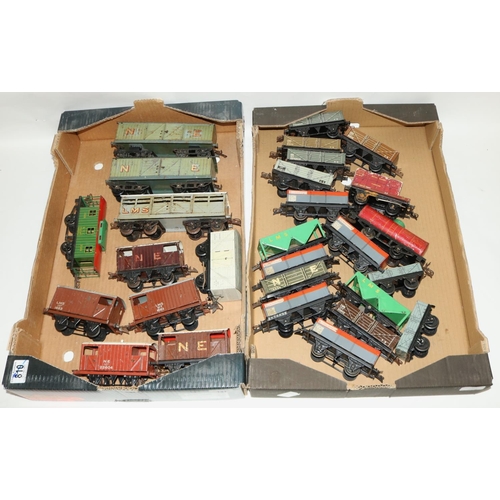 141 - Hornby tin plate 0 gauge rolling stock incl. 3 twin bogey wagons, chiller wagon brake wagons etc (2 ... 