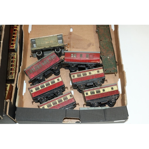 143 - Hornby 0 gauge tin plate 4 wheel coaches etc (3 boxes)