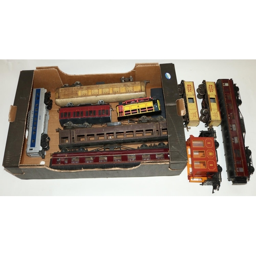 177 - Two Lionel Lines O gauge tinplate closed panel wagons 