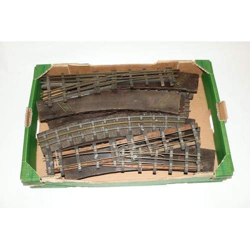 178 - Hornby O gauge clockwork or battery track, comprising curved rails, straight rails, 3 rail track (2 ... 