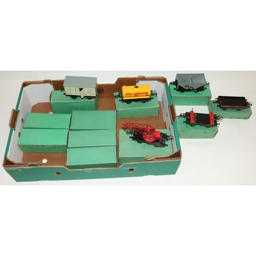 186 - Three Hornby boxed O gauge lumber wagons, 8 other boxed Hornby O gauge rolling stock including crane... 