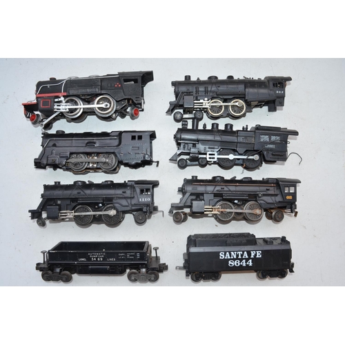 243 - Collection of mostly O gauge electric train models and a Santa Fe tender, 5 by Lionel including an a... 