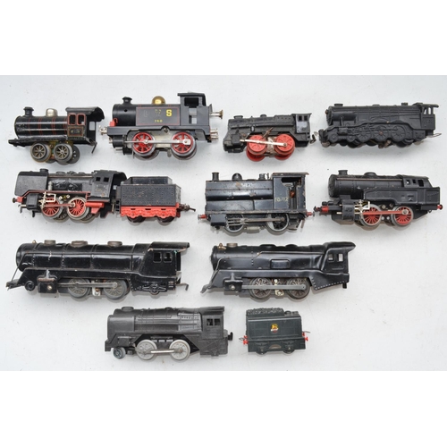 244 - Collection of mostly O gauge train models, some electric and some clockwork, no makers marks