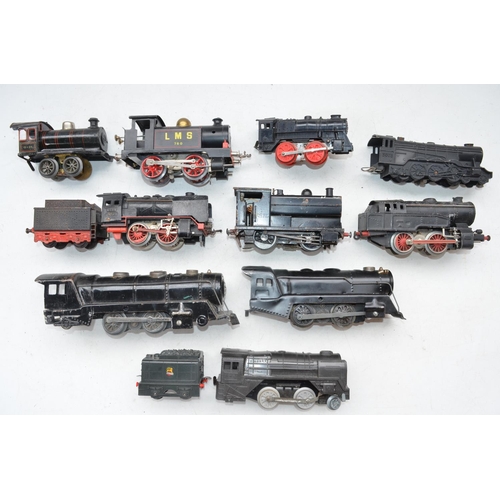 244 - Collection of mostly O gauge train models, some electric and some clockwork, no makers marks