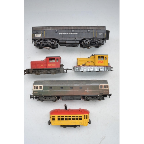 246 - Five O gauge electric train models to incl. K Line Penn Central B unit, smoke and DCC sound, Lima BR... 