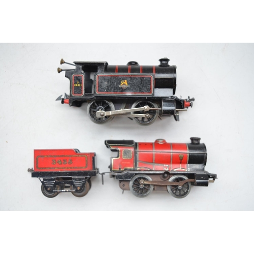 330 - Two boxed vintage Hornby clockwork train sets to include 2x 0-4-0 locos, BR black Type 40 (in workin... 