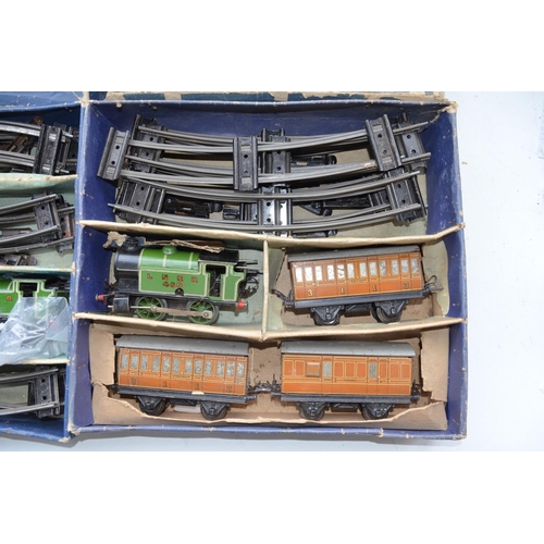 331 - Two boxed Hornby O gauge clockwork train sets with 0-4-0 LNER 460 tank engines, one key between the ... 