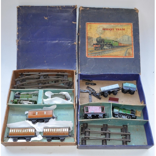 332 - Hornby tinplate clockwork passenger train set No 501 with 0-4-0 loco and tender (train runs very wel... 