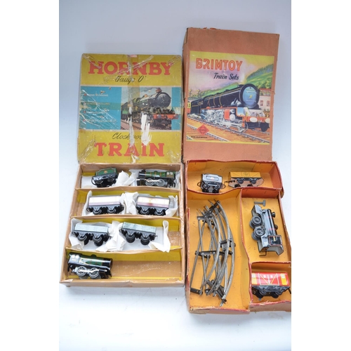 334 - Collection of clockwork tinplate and metal vintage O gauge train models to include Hornby Passenger ... 