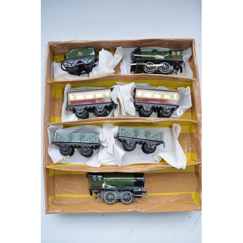 334 - Collection of clockwork tinplate and metal vintage O gauge train models to include Hornby Passenger ... 