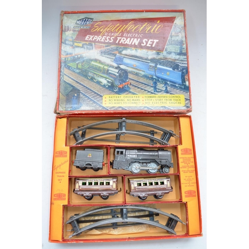 335 - Collection of vintage O gauge train models including Mettoy clockwork Passenger Train Set No 5452 wi... 