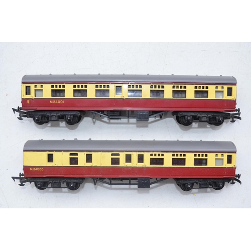 336 - Two Hornby Dublo electric train sets, set 2006 0-6-0 BR green tank engine with 3 goods wagons and ex... 