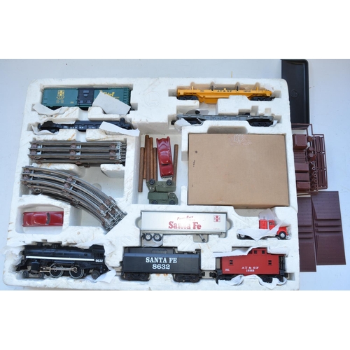 346 - Lionel Trains O gauge Santa Fe electric train set with track, wagons, vehicles, speed controller/tra... 