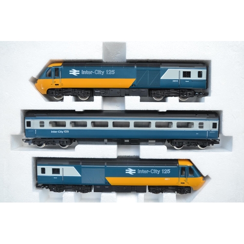 354 - Hornby OO gauge R332 High Speed Train Pack InterCity 125 with power car, dummy car and passenger coa... 