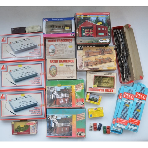 391 - Collection of OO/HO gauge model railway accessories and diorama accessories including buildings, (mi... 