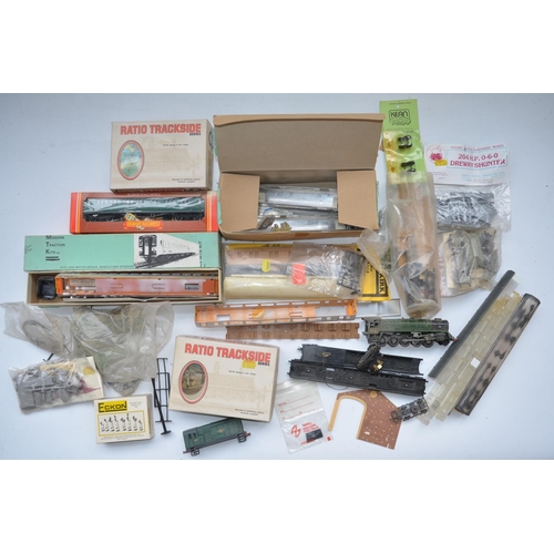 391 - Collection of OO/HO gauge model railway accessories and diorama accessories including buildings, (mi... 