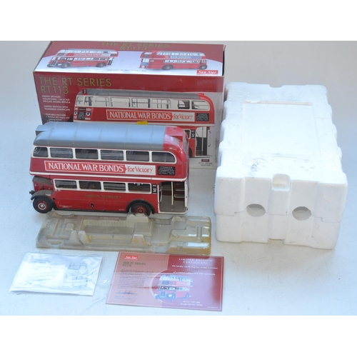 429 - Sun Star 1/24 scale diecast RT Series RT113 double decker bus highly detailed bus model with engine ... 