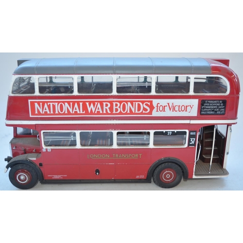 429 - Sun Star 1/24 scale diecast RT Series RT113 double decker bus highly detailed bus model with engine ... 