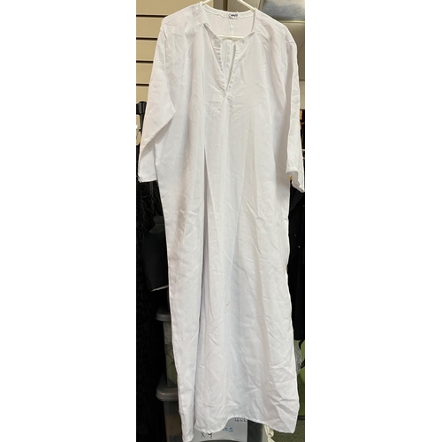 1147 - Quantity of white tunics (1 box)