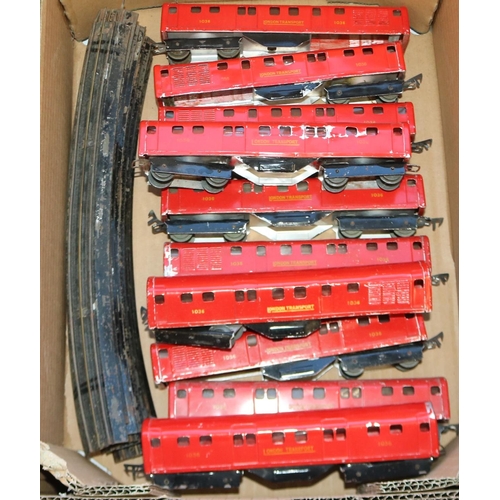 303 - Ever ready OO gauge London Transport underground tube set comprising rolling stock and small selecti... 