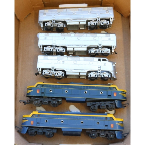 316 - Pair of Tri-ang OO gauge American diesel locomotives, 3 car diecast American diesel locomotive (5)