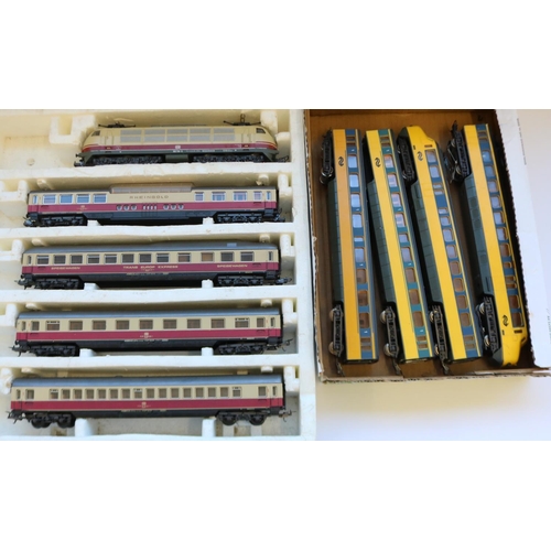 318 - Lima OO/HO gauge Trans Europe Express set comprising locomotive and 4 coaches, Lima OO/HO gauge cont... 