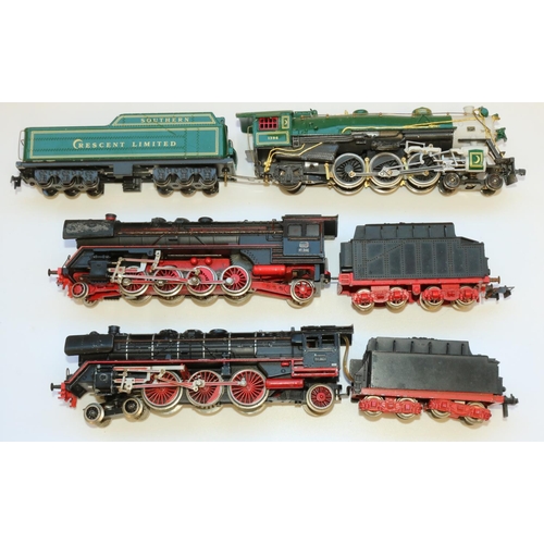 322 - Southern Crescent Ltd OO/HO gauge 4-6-2 locomotive no. 1396 and tender, Fleischmann 2-8-2 locomotive... 