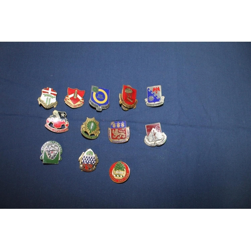 880 - Large collection of USA military, fraternity association and veteran enamel badges of various regime... 