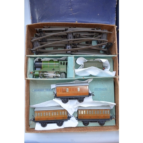 332 - Hornby tinplate clockwork passenger train set No 501 with 0-4-0 loco and tender (train runs very wel... 