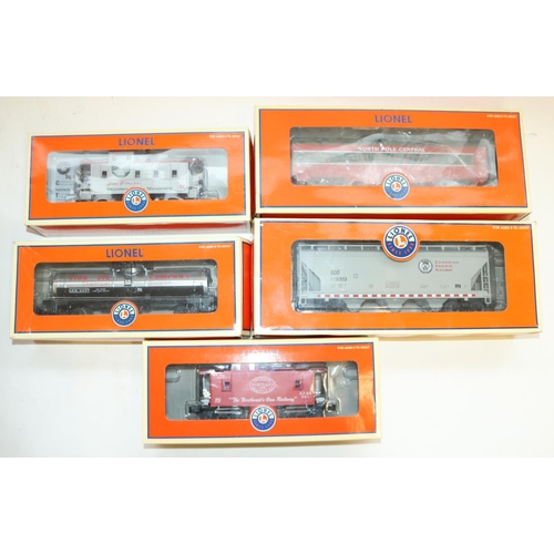 270 - Lionel O gauge North Pole Central Vista Dome 6-25196, 4 other Lionel O gauge rolling stock SOO/Canad... 