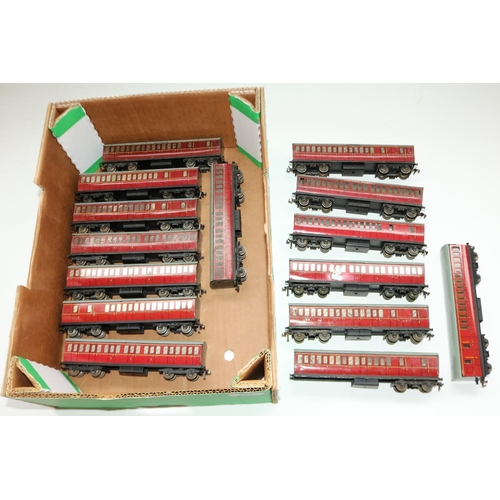 273 - Hornby Dublo OO gauge tinplate XLNER Suburban and Express coaches in BR Coach Crimson (15)