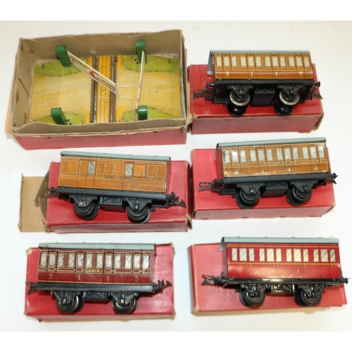 282 - Five Hornby O gauge tinplate coaches in original boxes, boxed Hornby O gauge tinplate level crossing... 