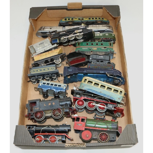 284 - Hornby O gauge clockwork locomotive, other similar gauge continental locomotive parts and rolling st... 