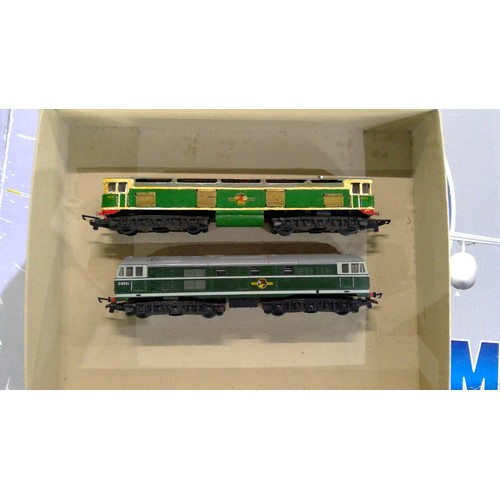 381 - Tri-ang T gauge brush diesel locomotive no. D5501, scratch built brass diesel locomotive no. 422 (2)